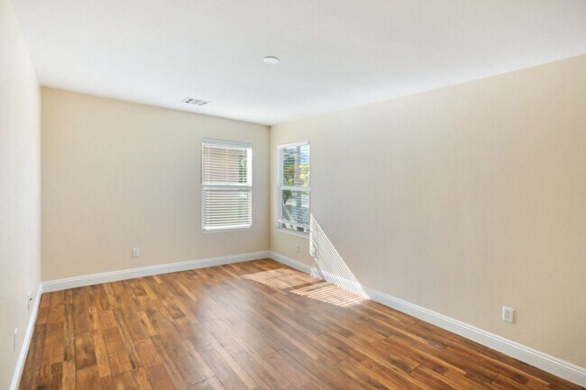 Building Photo - 3 Bed and Loft Summerlin Beauty