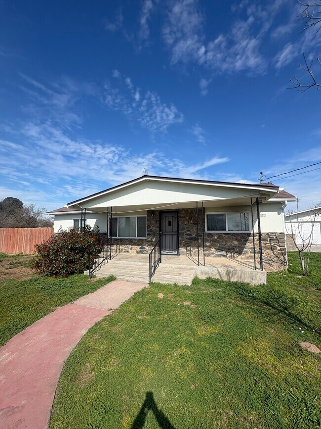 Building Photo - 6832 E Harvey Ave