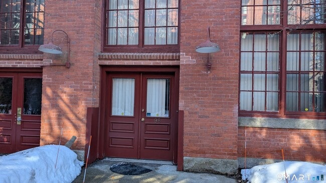 Building Photo - 839 Main St