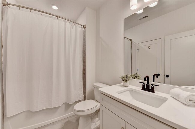 Building Photo - 6892 Roswell Rd NE