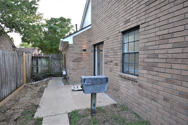 Building Photo - 18058 Brooknoll Dr
