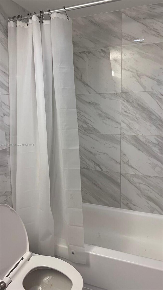 Building Photo - 400 Kings Point Dr