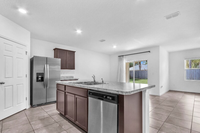 Building Photo - 2550 SE Rock Springs Dr