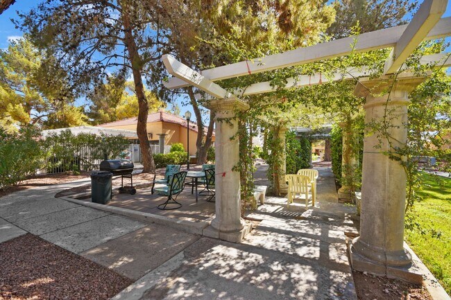 Building Photo - 1 MONTH FREE!!! 2 BEDROOM SINGLE STORY TOWNHOME 55+ COMMUNITY