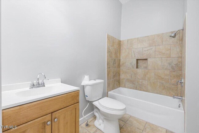 Building Photo - 411 S Hill St