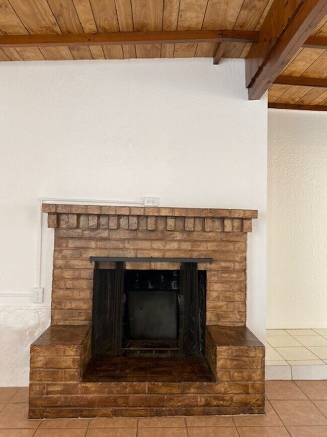 Building Photo - Vintage 1 Bedroom, 1 Bath Bungalow