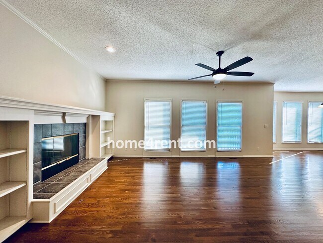 Building Photo - Blue Valley Northwest home on a cul-de-sac w/ granite counters, ss appliances and fenced yard!