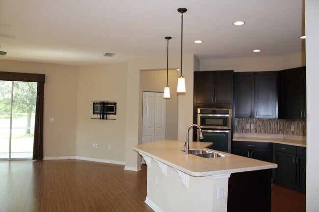 Building Photo - "Stunning 3 Bed/2 Bath Home with Lake View...