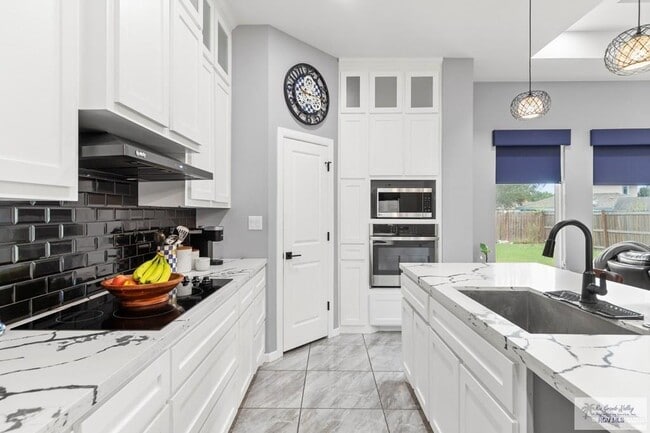 Building Photo - 29 N Queen Palm