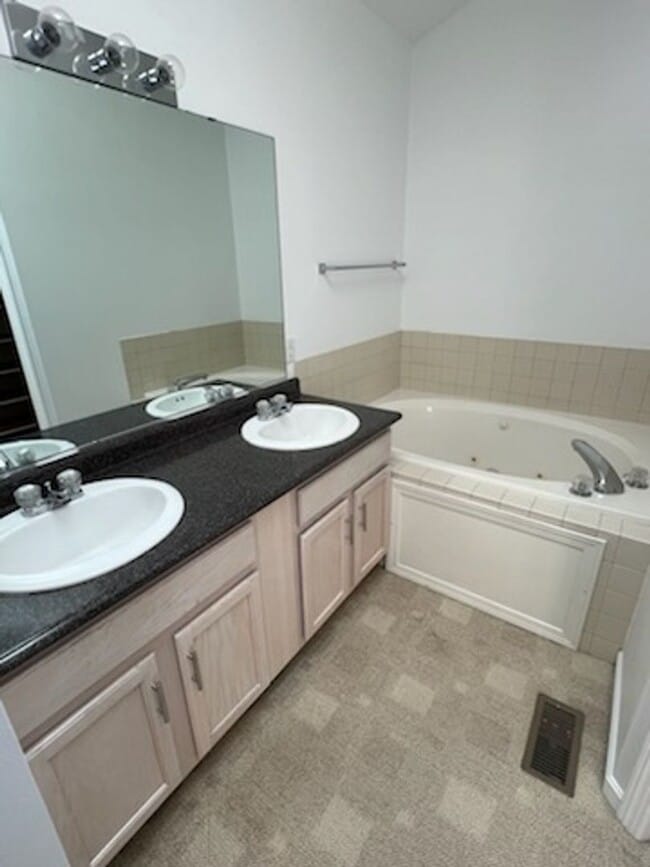 Building Photo - 591 Azalea Cir