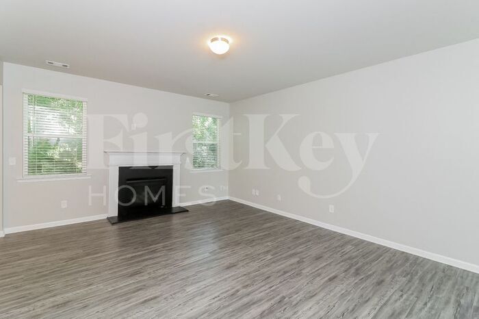 Building Photo - 305 Pinewood Dr