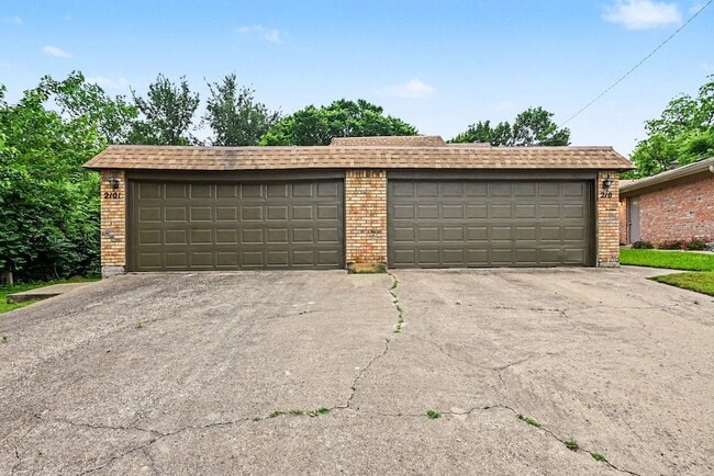 Building Photo - 2103 Mistletoe Ave