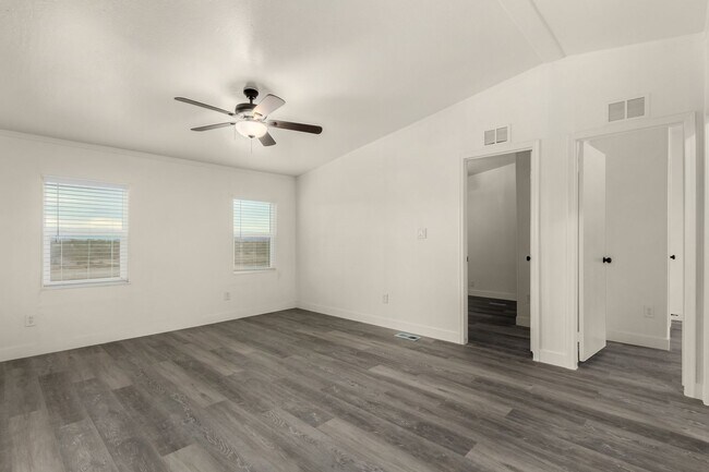 Building Photo - 1.25 Acre 5 Bedroom 3 Bathroom Horse Property in Florence!