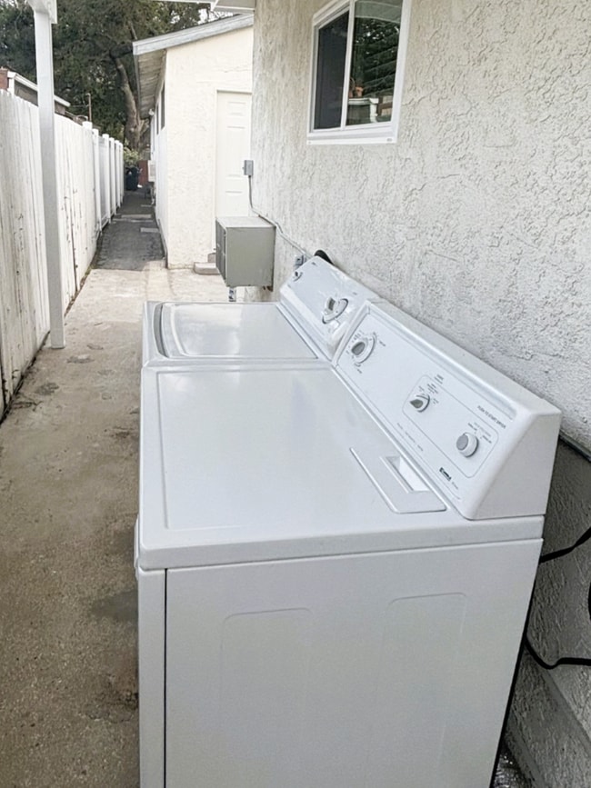 Building Photo - 8060 Kyle St