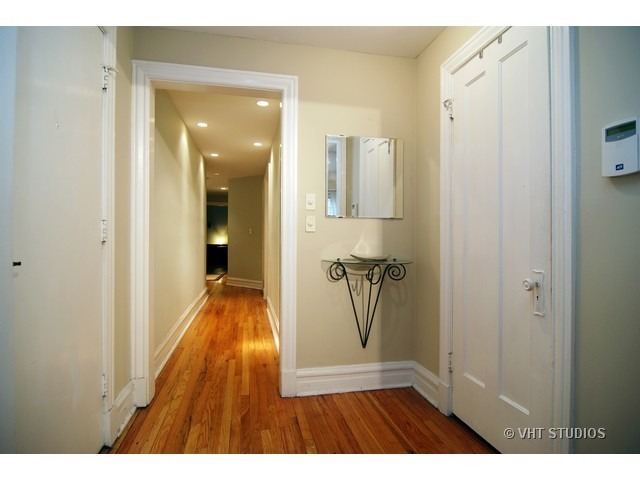 Building Photo - 408 W Briar Pl