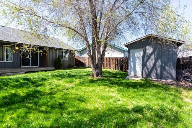 Building Photo - Charming 3-Bedroom Home in Redmond: Spacious Yard & Prime Location!