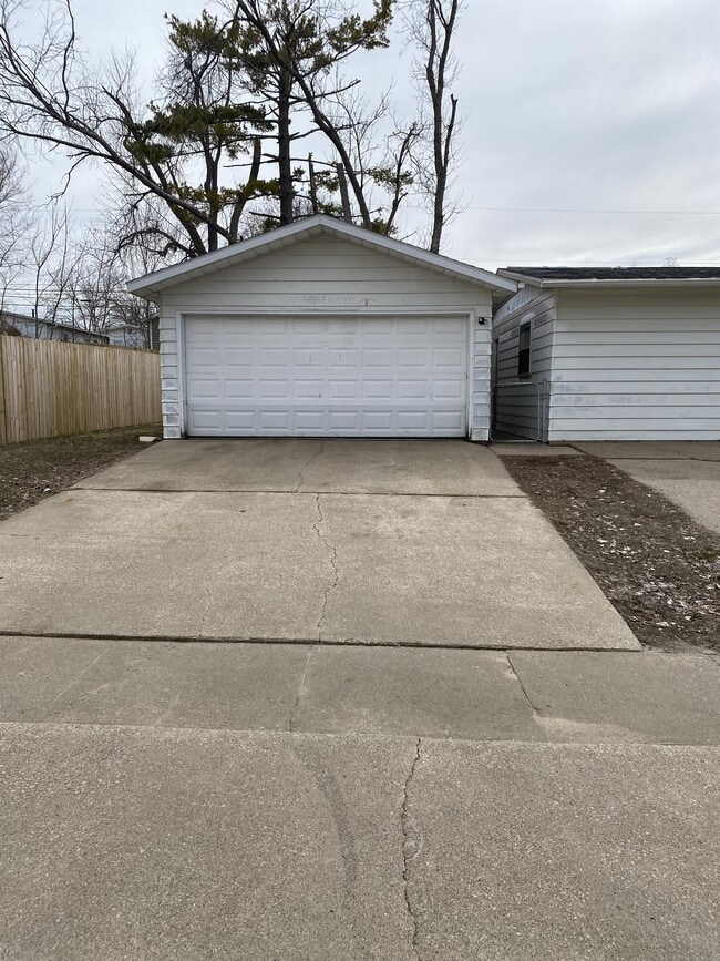 Building Photo - 605 Hillview Dr