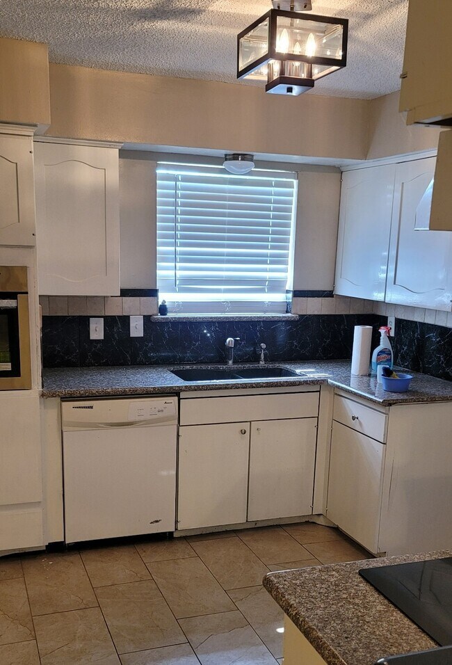 Building Photo - 11001 Sherry Ln