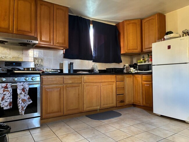 Building Photo - 5 Potential Bedroom, 2 Kitchens, 2 Bath Available 7/1 NEAR CAMPUS!!!!