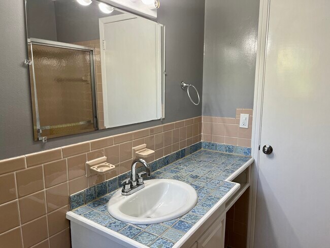 Building Photo - 88 Towerview Dr