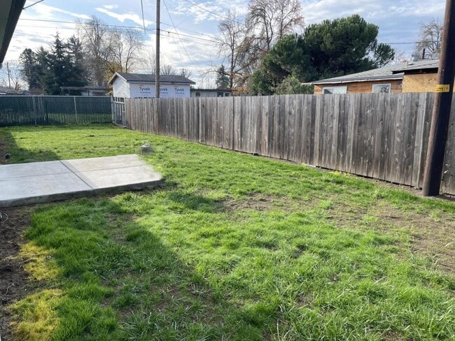 Building Photo - 2230 Oak St SE