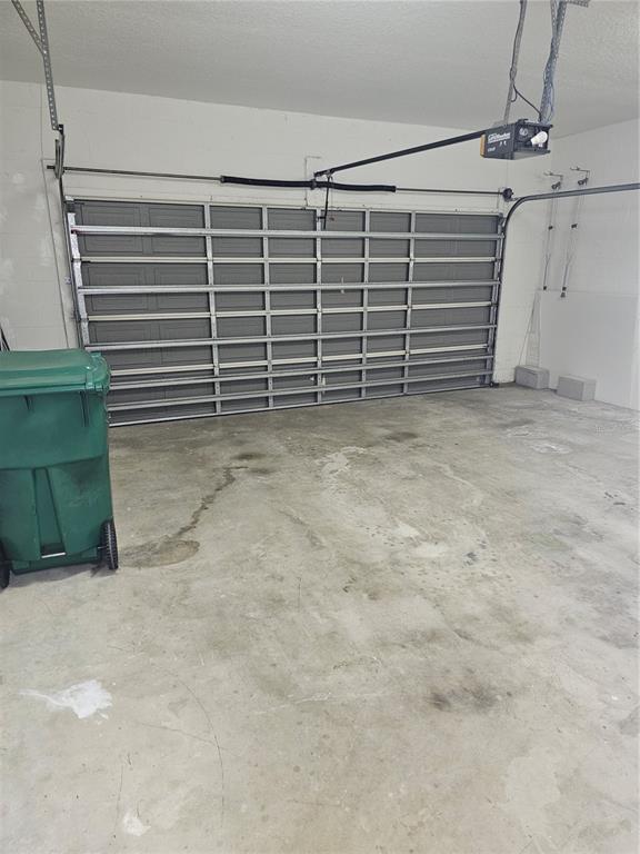 Building Photo - 350 Lake Amberleigh Dr