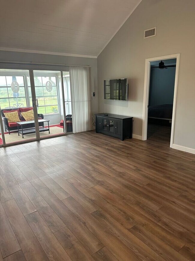 Building Photo - Cozy Condo in Errol Estates