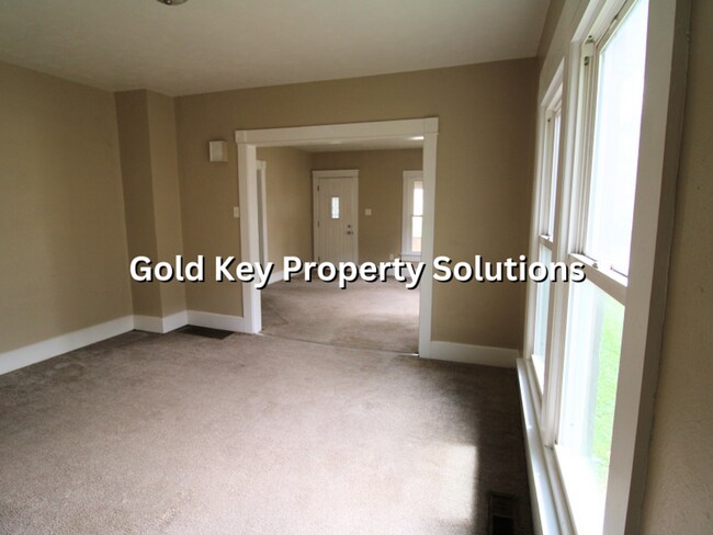 Building Photo - Attractive 2 BR 1 BA House with Central Air and Huge Front Porch (SECTION 8 APPROVED)