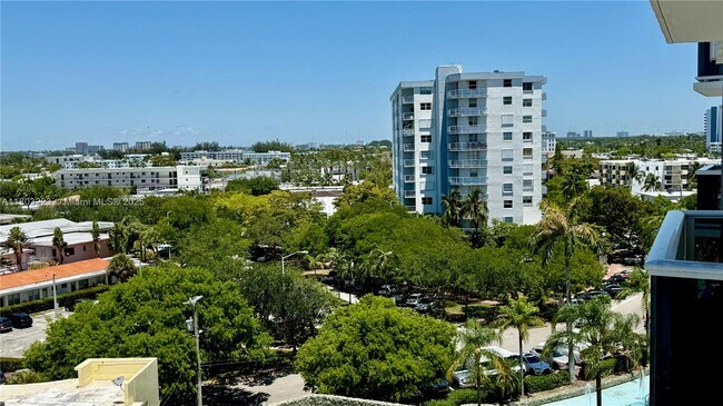 Building Photo - 900 Bay Dr