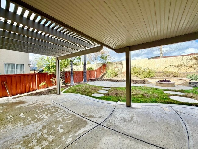 Building Photo - Spacious Oak Creek Cul-de-Sac Home with 5 Bedrooms & 3-Car Garage