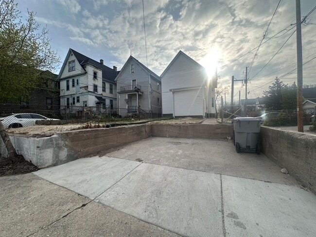 Building Photo - Large Open Concept 5BR/2BA Rent to Own Home with Office