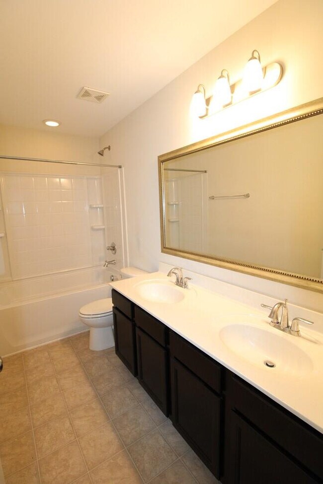 Building Photo - 870 Cormier Dr