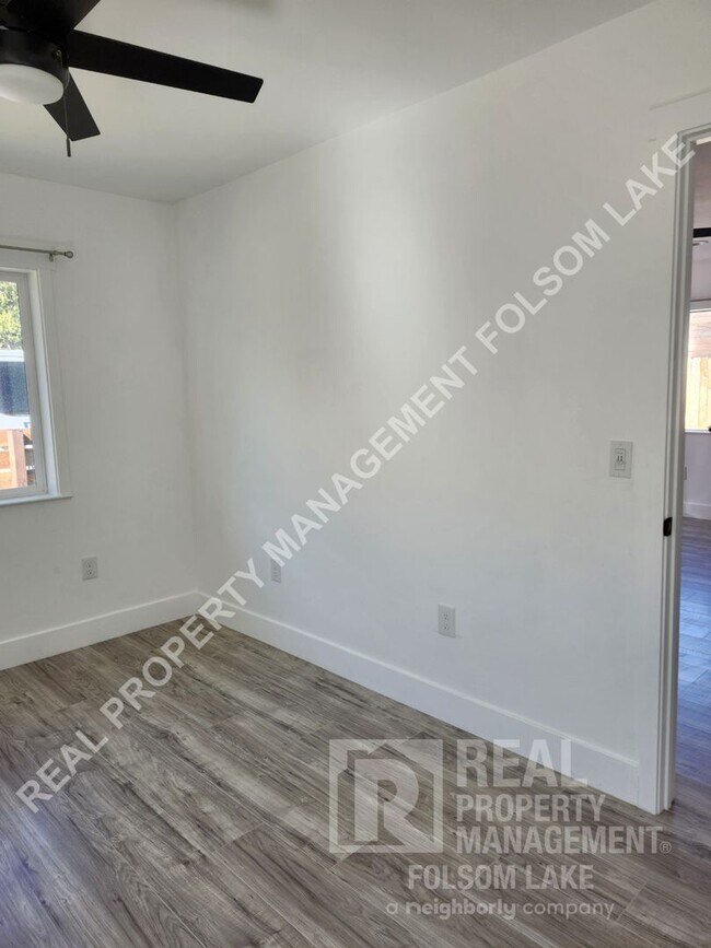 Building Photo - 814 1/2 Rumsey Way