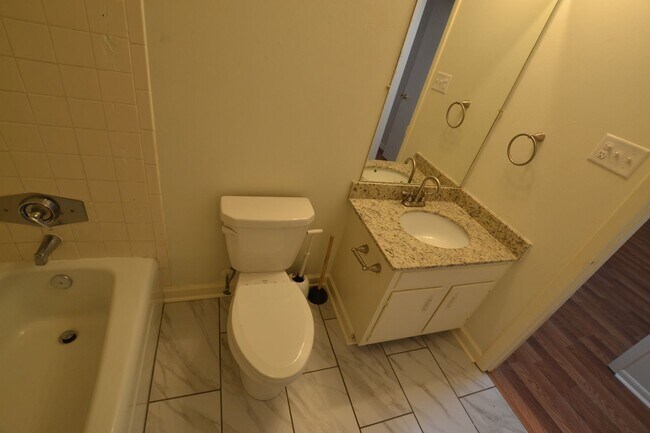 Building Photo - Newly updated, 2 bedroom, 2 bath Condo at Westdale Club Condos