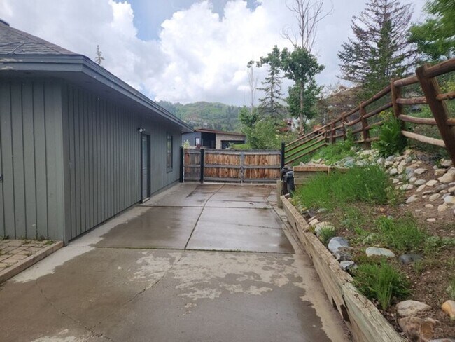 Building Photo - Large Private Luxury Home in Pinebrook  Es...
