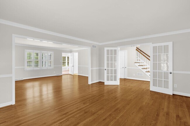 Building Photo - Classic Country Club Elegance