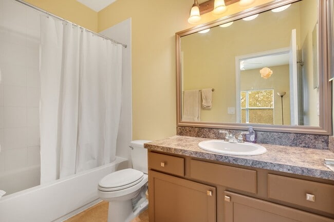 Building Photo - 28 W Esther St