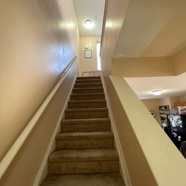 Building Photo - SPACIOUS bi-level apartment with fenced yard