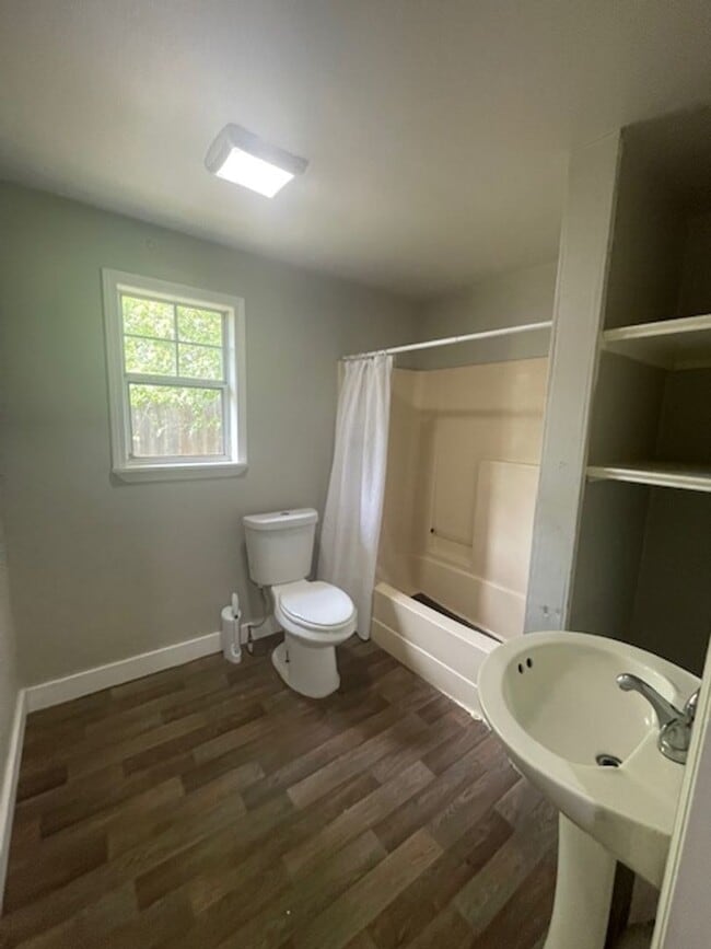 Building Photo - (5% Medical Monthly Discount) 1/2 off first months rent-Section 8 voucher Accepted-Charming 2 Bed...