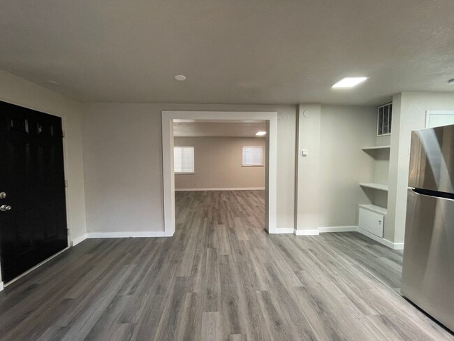 Building Photo - Remodeled 2 bed 1 bath close to Mid Town