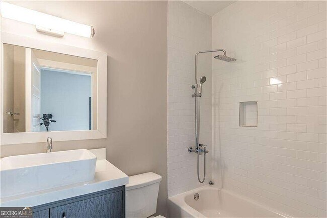 Building Photo - 472 Martin St SE