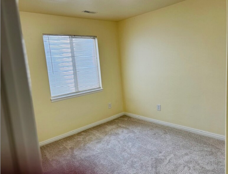 Building Photo - 3988 S Lake Vista Dr