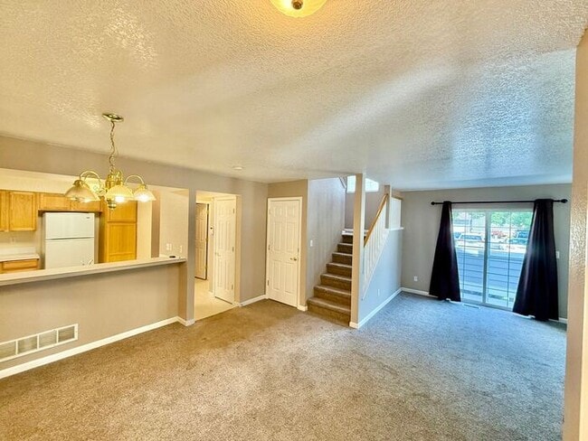 Building Photo - 3 Bedroom 2.5 Bath Townhome with 1 car gar...