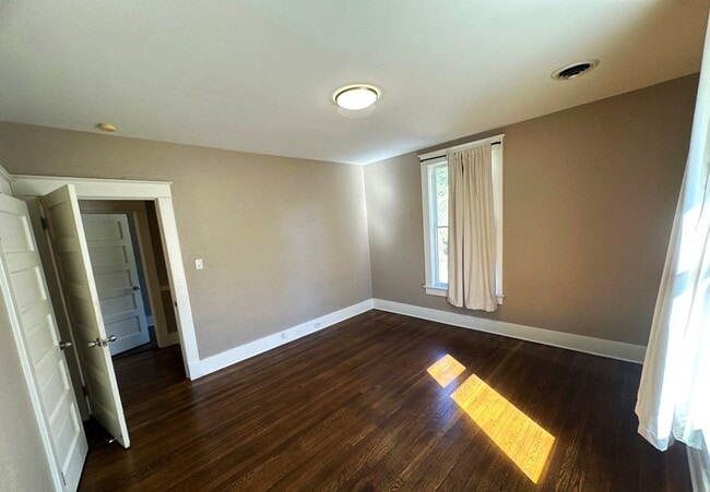 Building Photo - Gorgeous 4 Bedroom Home Now Available!!