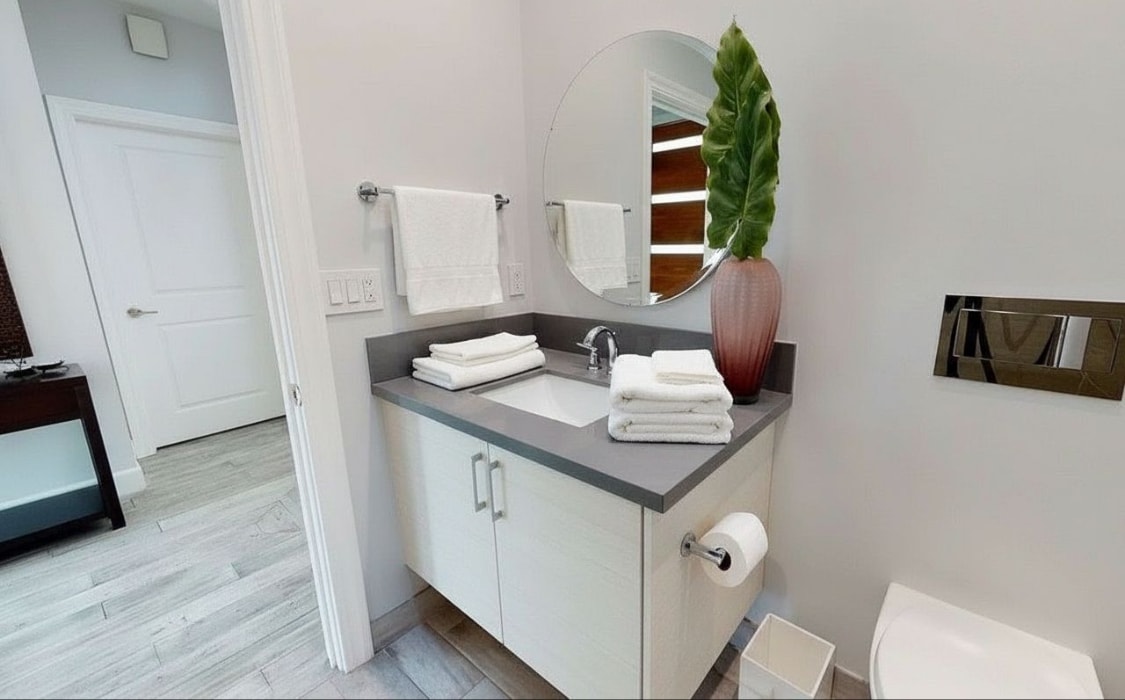 Building Photo - 10331 La Grange Ave