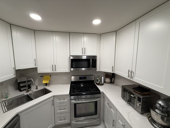 Building Photo - 1 S Stonington Dr