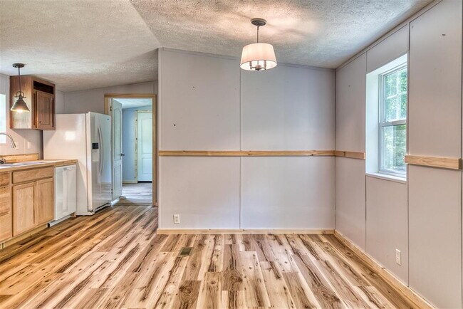 Building Photo - 3 Bedroom / 2 Bathroom Home in Russellville