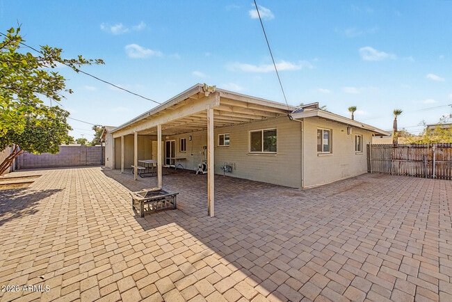 Building Photo - 515 E Vista Del Cerro Dr