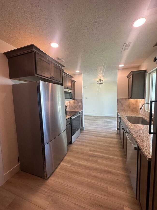 Building Photo - 2 bed, 1 Bath, 1 Car Garage, - Modern Insi...