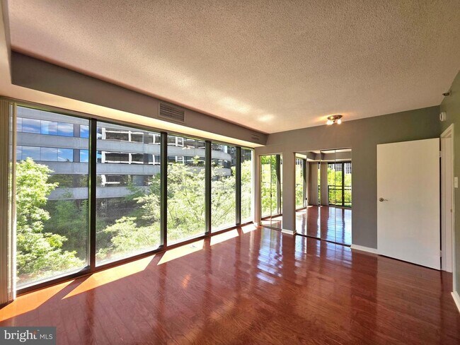 Building Photo - 1530 Key Blvd